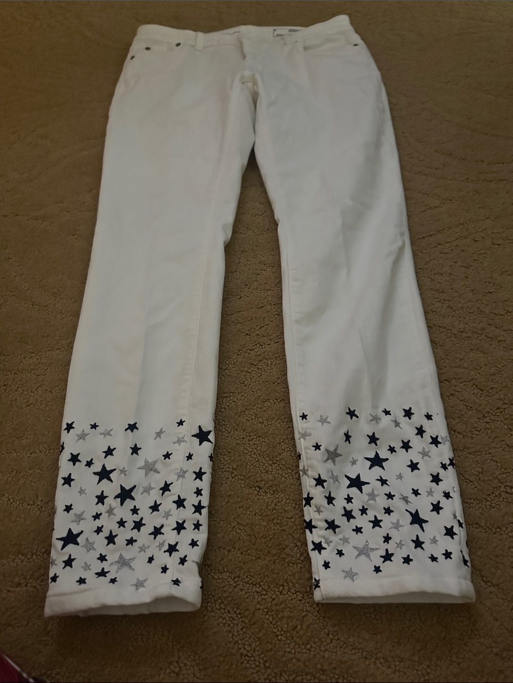 Vineyard Vines White Skinny Jeans with Navy & Silver Star Hem
